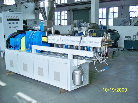 Chine chaîne de production jumelle parallèle de Masterbatch de machine de boudineuse à vis de 40mm fournisseur